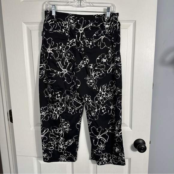 Chico's size 1 capris, black/white floral, cotton blend, spring, summer - Picture 3 of 10